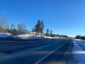 uma estrada vazia com neve no chão em Pine Ridge Motel em Timmins