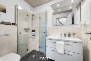 Et badeværelse på Ferienhaus Ankerplatz Marina Wendtorf + 27 billeder