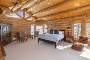 um quarto com uma cama e um tecto de madeira em Elk View Lodge em Telluride