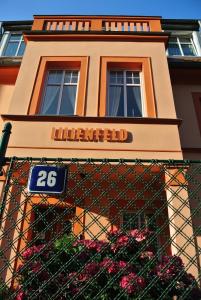 un edificio con un cartel en la parte delantera en Penzion Valkoun-Lilienfeld en Karlovy Vary