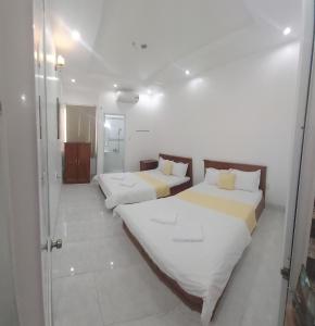 Giường trong phòng chung tại Hoang Chau Motel