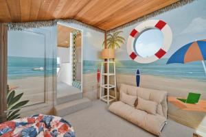 een woonkamer met uitzicht op het strand bij 4 bedroom Home in Quiet Neighborhood near Beach in Newport Beach