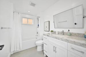 Ένα μπάνιο στο 5 Bedroom Luxury Duplex across from the Beach for 11 people +29 φωτογραφίες