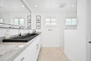 Köök või kööginurk majutusasutuses 4 Bedrooms in BRAND NEW Luxury built Home walk to the beach +37 fotot