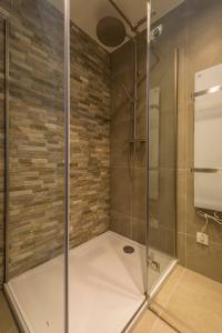 y baño con ducha y puerta de cristal. en Lovely Apartment With Workspace Jack Nr 5, en Roosendaal