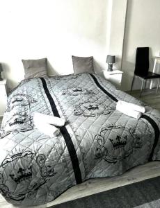 フライベルクにあるPrivate Zimmervermittlungのベッド(白黒の掛け布団、枕付)