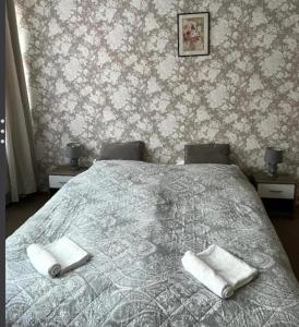 une chambre avec un lit avec deux serviettes dessus dans l'établissement Zimmervermietung Freiberg Zentrum, à Freiberg