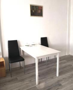 フライベルクにあるPrivate Zimmervermittlungの白いテーブルと椅子2脚