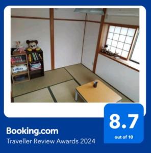 a small room with a table and a table at IIIハウス　ひらパーからすぐの３階建て一軒家　全寝室エアコン新調　wifi完備　旅行&ビジネス大歓迎 in Hirakata