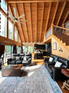 ein Wohnzimmer mit Ledermöbeln und einer Holzdecke in der Unterkunft Sunset Point on Lake Keowee in Six Mile