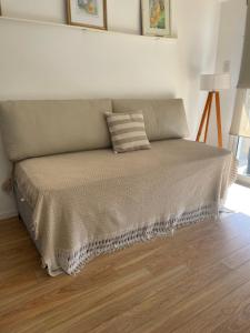 Una cama con una almohada en una habitación en Departamento en Santa Fe, Capital. Con cochera y pileta en Santa Fe