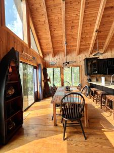 eine Küche und ein Esszimmer mit einem Tisch und Stühlen in der Unterkunft Sunset Point on Lake Keowee in Six Mile