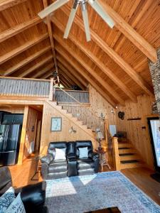 ein Wohnzimmer mit einem Sofa und einer Treppe in der Unterkunft Sunset Point on Lake Keowee in Six Mile