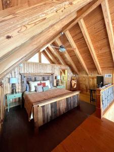 ein Schlafzimmer mit einem Bett und einer Holzdecke in der Unterkunft Sunset Point on Lake Keowee in Six Mile