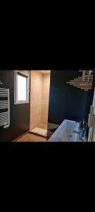 ein Bad mit einer Badewanne, einem Waschbecken und einem Fenster in der Unterkunft Maison 8 couchages PORT LA NOUVELLE accés plage à pied in Port-la-Nouvelle