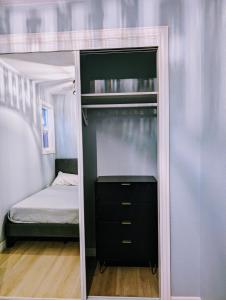 ein kleines Schlafzimmer mit einem Etagenbett und einer Kommode in der Unterkunft Chic Parisian Guest House in Phoenix