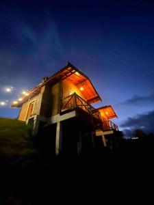 una pequeña casa con luces encendidas por la noche en Lune chalé, en Santo Antônio do Pinhal