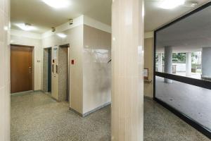 an empty hallway with a mirror in a building at Loft alto con vista su Città Alta in Bergamo
