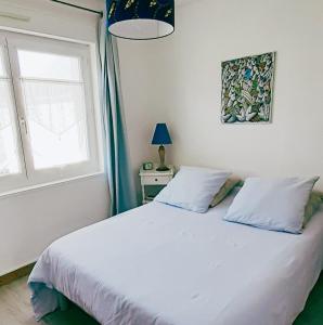 Ένα ή περισσότερα κρεβάτια σε δωμάτιο στο Avril - Appartement Centre Ville Concarneau