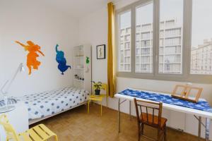 a room with a bed and a desk and a window at Centrally-located Studio Reuilly-Diderot in Paris