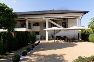 a house with two umbrellas and a patio at ANCA in Saturn