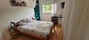 Postel nebo postele na pokoji v ubytování logement accès piscine