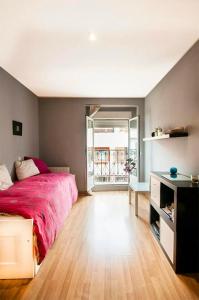 1 dormitorio con cama roja y ventana en One bedroom property with wifi at Madrid, en Madrid