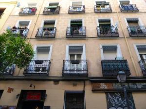un edificio con balcones en un lateral en One bedroom property with wifi at Madrid, en Madrid