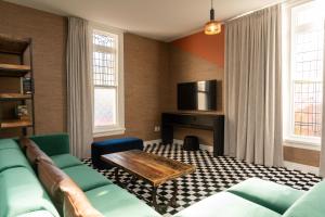 ein Wohnzimmer mit einem Sofa und einem Couchtisch in der Unterkunft Haka House Christchurch in Christchurch