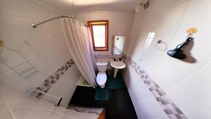 a bathroom with a shower and a toilet and a sink at Habitación con Baño Privado en Casa Central Villarrica in Villarrica