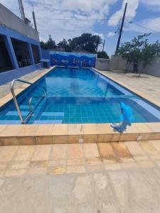 um urso de peluche de brinquedo parado numa piscina em Casa mobiliada para hospedagens e com piscina para o lazer em Bayeux