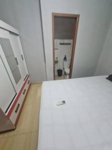 um quarto com uma cama e uma casa de banho com um espelho em Casa mobiliada para hospedagens e com piscina para o lazer em Bayeux