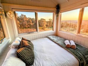 Postel nebo postele na pokoji v ubytování Kyneton Tiny House - Tiny Stays