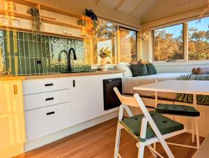 Kuchyň nebo kuchyňský kout v ubytování Kyneton Tiny House - Tiny Stays