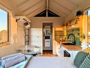 Kuchyň nebo kuchyňský kout v ubytování Kyneton Tiny House - Tiny Stays