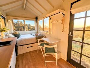 Postel nebo postele na pokoji v ubytování Kyneton Tiny House - Tiny Stays