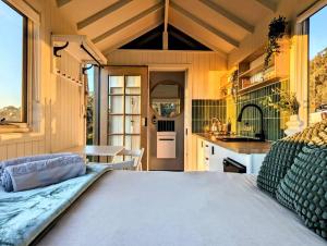 Kuchyň nebo kuchyňský kout v ubytování Kyneton Tiny House - Tiny Stays