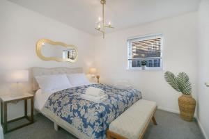1 dormitorio con cama y espejo en la pared en Bohemian Raphsody Apartment ✪ Grampian Lettings Ltd en Aberdeen