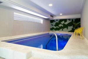 Bazén v ubytování Hotel Plaza Diana nebo v jeho okolí