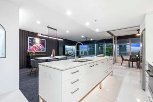 TV a/nebo společenská místnost v ubytování Q Tower at Surfers Paradise - Self Contained & Privately Managed - Wow Stay