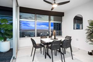 TV a/nebo společenská místnost v ubytování Q Tower at Surfers Paradise - Self Contained & Privately Managed - Wow Stay