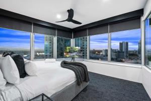 Postel nebo postele na pokoji v ubytování Q Tower at Surfers Paradise - Self Contained & Privately Managed - Wow Stay