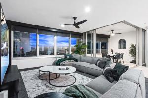 TV a/nebo společenská místnost v ubytování Q Tower at Surfers Paradise - Self Contained & Privately Managed - Wow Stay