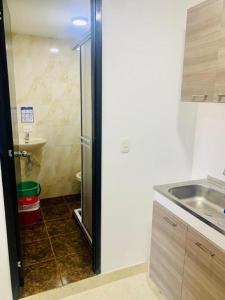 y baño pequeño con lavabo y ducha. en Santa Marta Apartamentos Salazar - Caribe, en Santa Marta