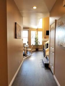 um corredor com uma sala de estar com paredes amarelas em 3 bedroom modern home with pool area at the Tustin Marketplace -15 minutes to Disneyland em Tustin