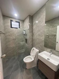 een badkamer met een toilet, een wastafel en een douche bij SS Home in Ban Don Wai
