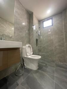een badkamer met een toilet, een wastafel en een douche bij SS Home in Ban Don Wai
