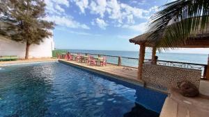 una piscina con vista al mar en B&B Pieds dans l'eau, en Poponguine