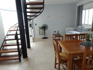 sala de estar con mesa y escalera de caracol en Gasparetto Lofts en Godoy Cruz