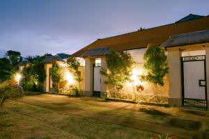 una fila de casas por la noche con luces en Sriwedari House Keramas, en Gianyar